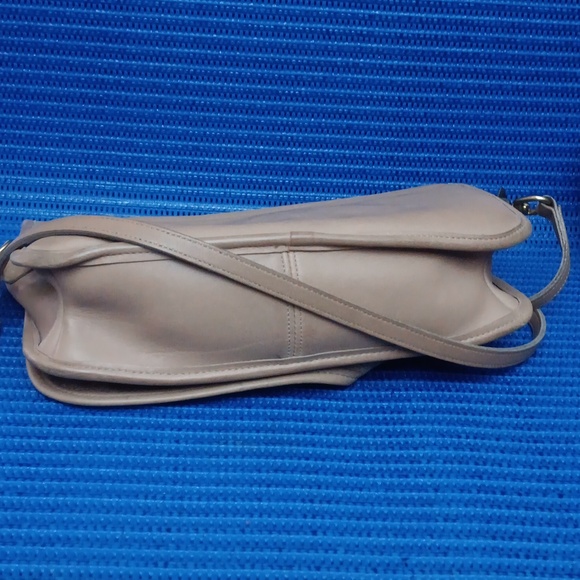 Coach - Picture 4 of 9